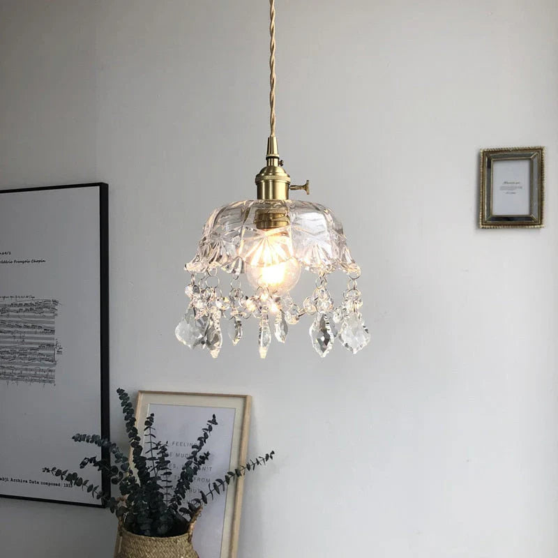 Lampa ze szkła tłoczonego z kryształowymi wisiorami oprawa z wykończeniem mosiężnym