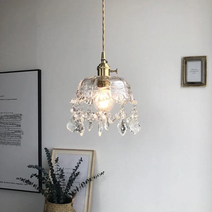 Lampa ze szkła tłoczonego z kryształowymi wisiorami oprawa z wykończeniem mosiężnym