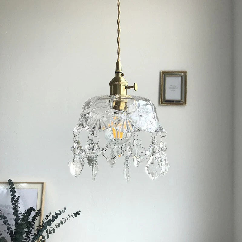 Lampa ze szkła tłoczonego z kryształowymi wisiorami oprawa z wykończeniem mosiężnym