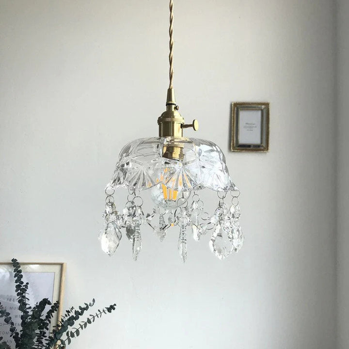 Lampa ze szkła tłoczonego z kryształowymi wisiorami oprawa z wykończeniem mosiężnym