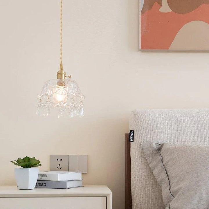 Lampa ze szkła tłoczonego z kryształowymi wisiorami oprawa z wykończeniem mosiężnym