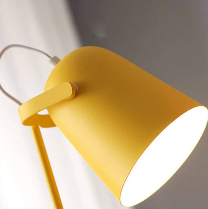 Metalowa lampa biurkowa z regulowanym kloszem