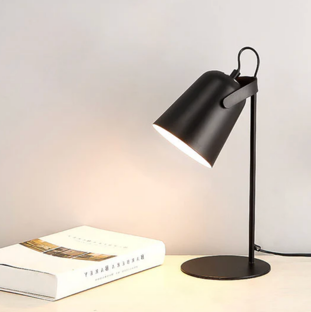 Metalowa lampa biurkowa z regulowanym kloszem