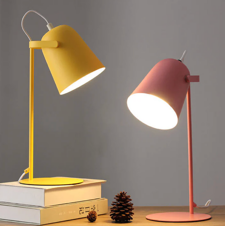 Metalowa lampa biurkowa z regulowanym kloszem