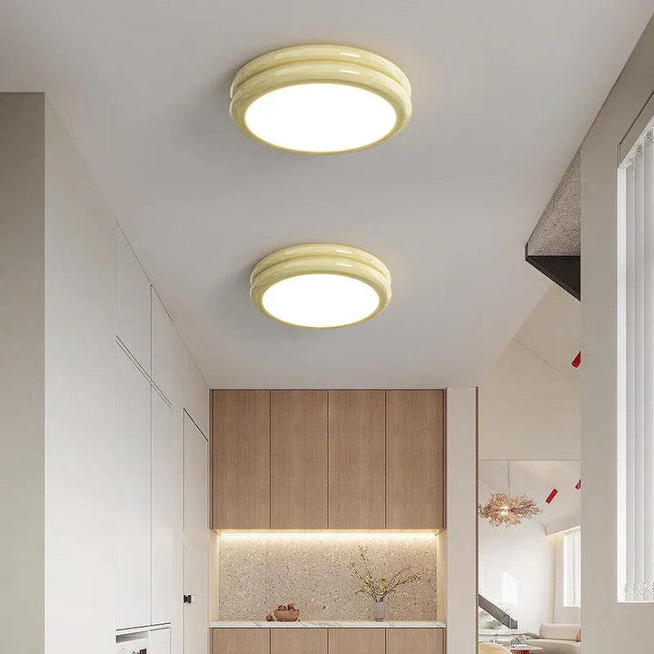 Lampa sufitowa LED z karbowaną obręczą do przedpokoju i kuchni