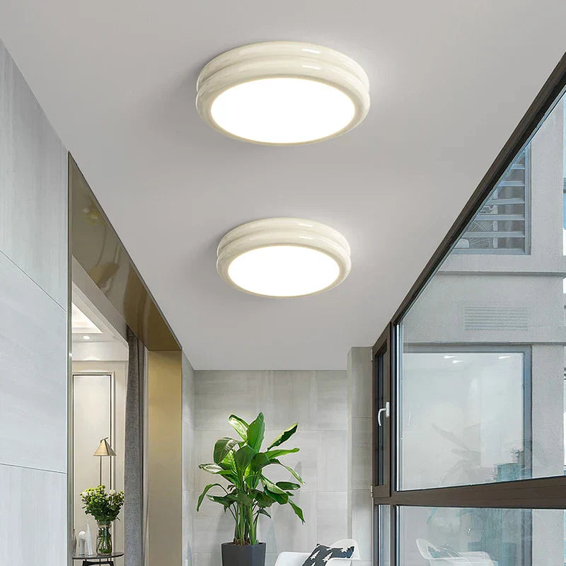 Lampa sufitowa LED z karbowaną obręczą do przedpokoju i kuchni