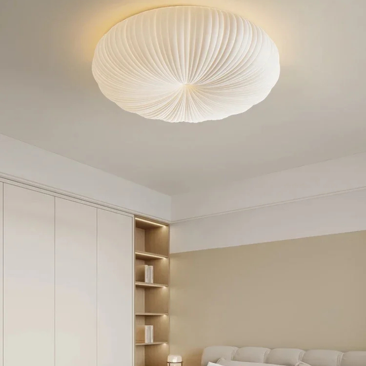 Nowoczesna lampa sufitowa z plisowanym, półkulistym kloszem