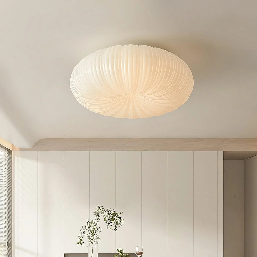 Nowoczesna lampa sufitowa z plisowanym, półkulistym kloszem