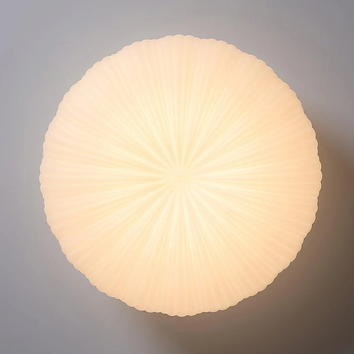 Nowoczesna lampa sufitowa z plisowanym, półkulistym kloszem