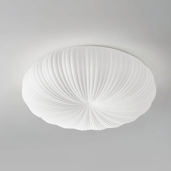 Nowoczesna lampa sufitowa z plisowanym, półkulistym kloszem