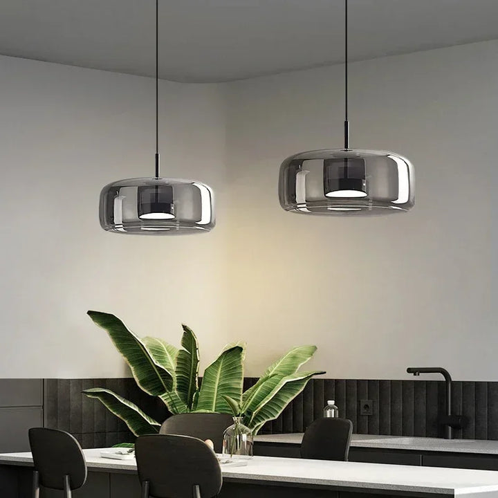 Nowoczesna lampa wisząca z przezroczystym szklanym kloszem i centralnym źródłem światła