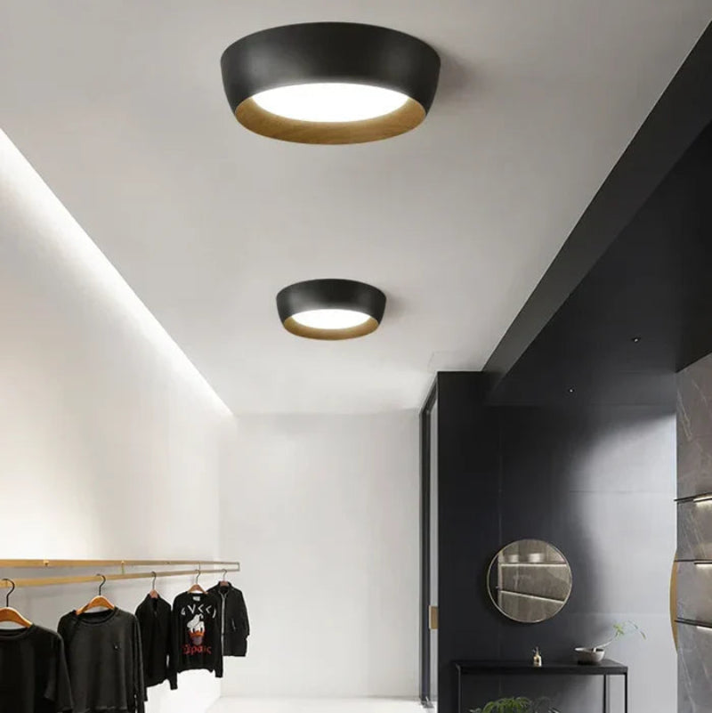 Okrągła lampa sufitowa LED z drewnianą ramą