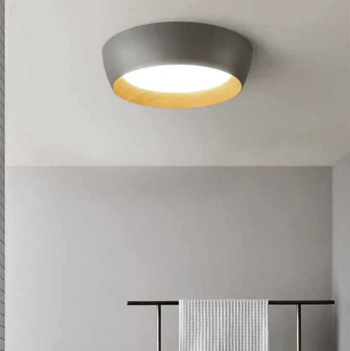 Okrągła lampa sufitowa LED z drewnianą ramą