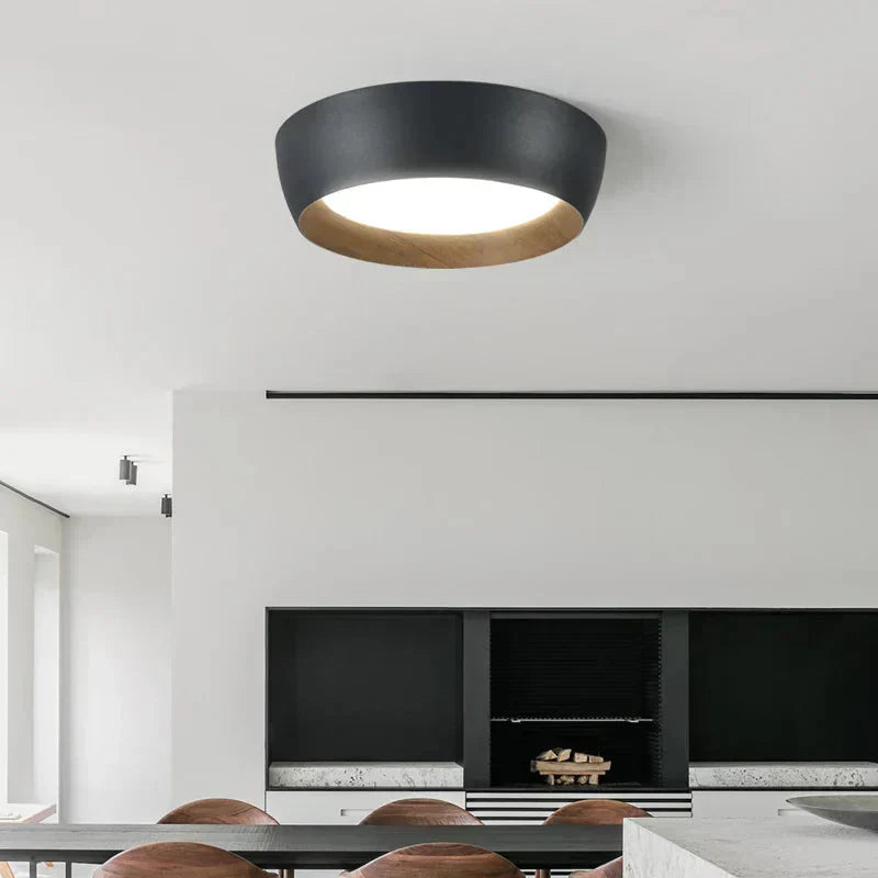 Okrągła lampa sufitowa LED z drewnianą ramą