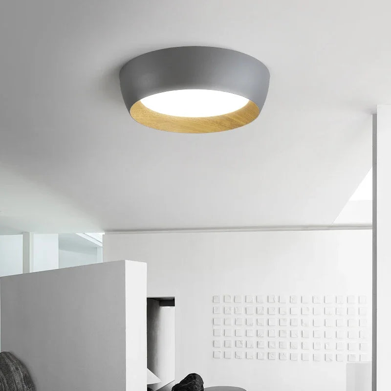 Okrągła lampa sufitowa LED z drewnianą ramą
