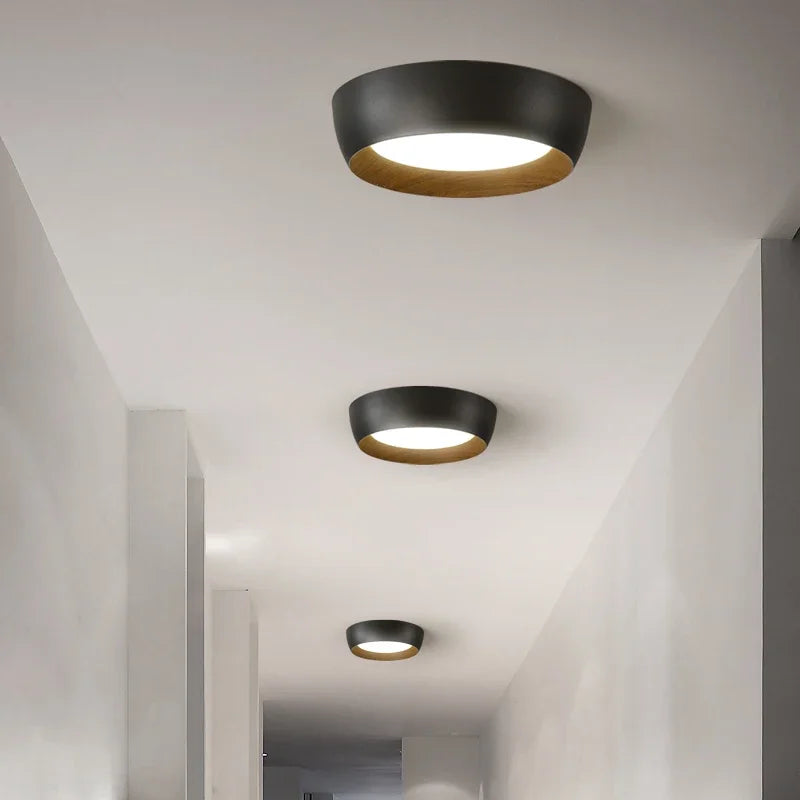 Okrągła lampa sufitowa LED z drewnianą ramą