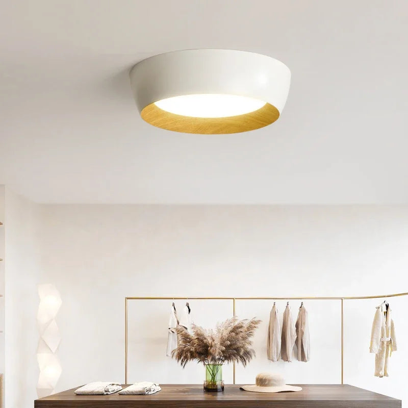 Okrągła lampa sufitowa LED z drewnianą ramą