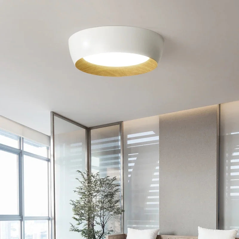 Okrągła lampa sufitowa LED z drewnianą ramą