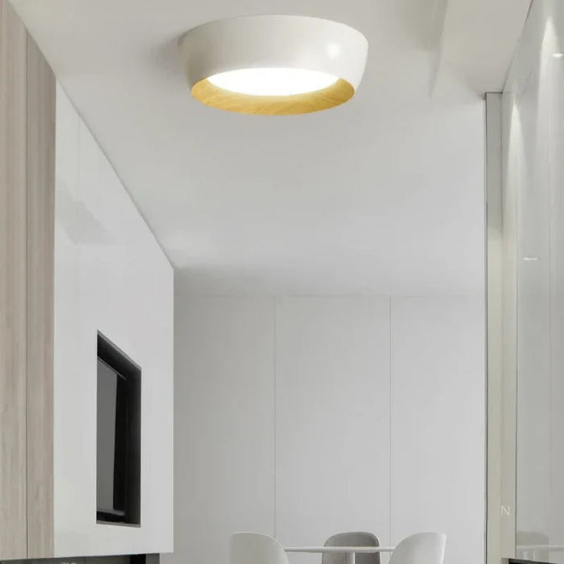 Okrągła lampa sufitowa LED z drewnianą ramą
