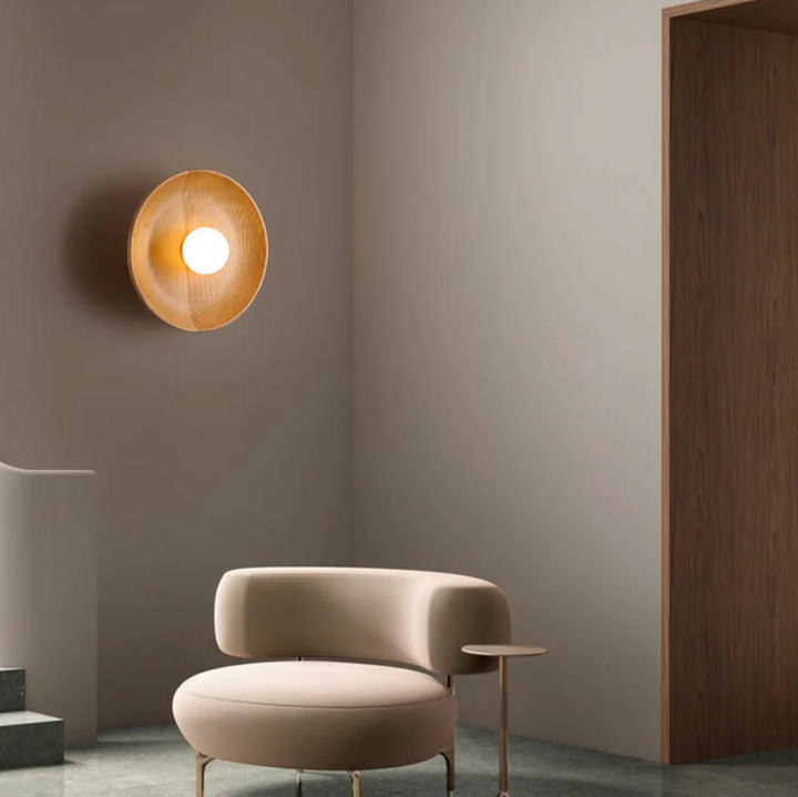 Okrągła lampa sufitowa z naturalnego drewna
