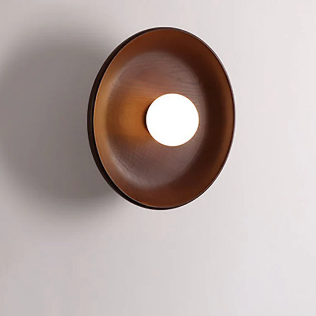 Okrągła lampa sufitowa z naturalnego drewna