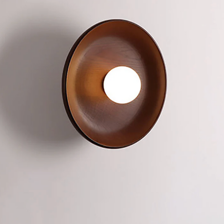 Okrągła lampa sufitowa z naturalnego drewna