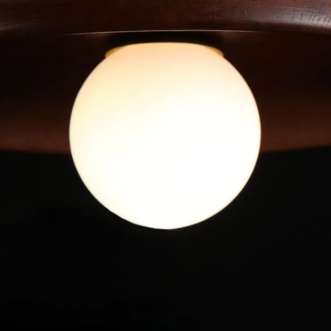 Okrągła lampa sufitowa z naturalnego drewna