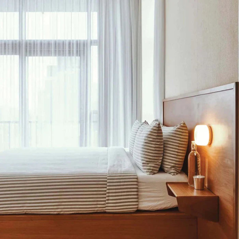 Okrągły kinkiet LED montowany na powierzchni z kolorowym szklanym kloszem