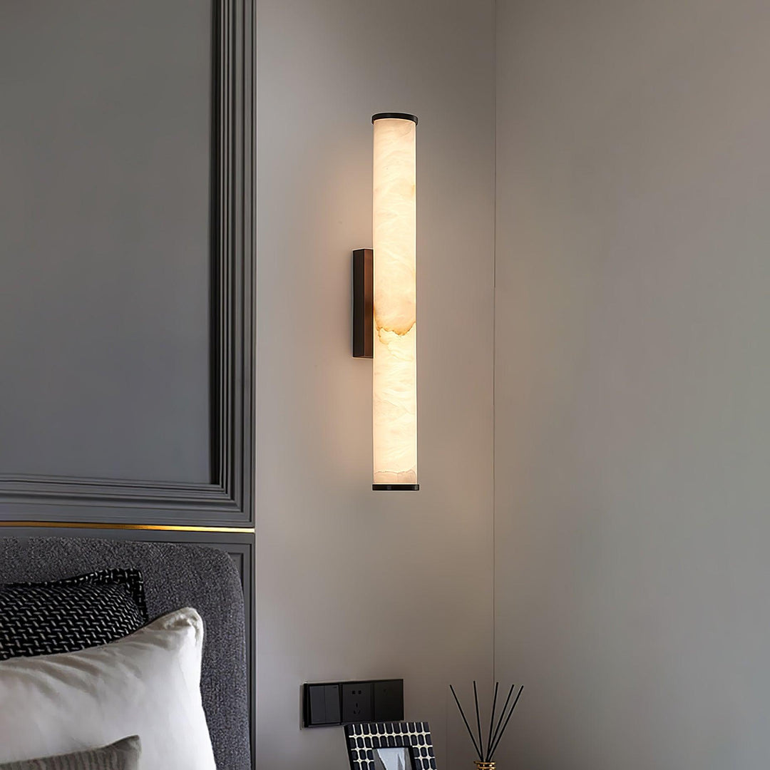 Pionowa lampa ścienna LED z naturalnego kamienia