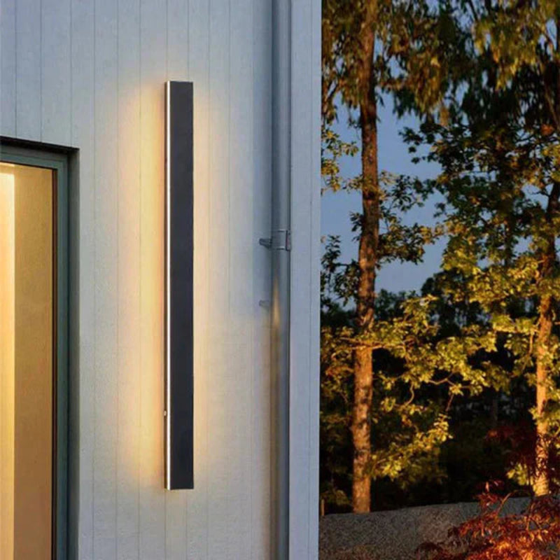 Pionowa lampa fasadowa LED z oświetleniem bocznym