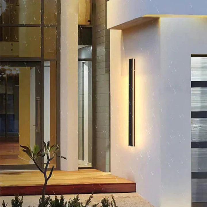 Pionowa lampa fasadowa LED z oświetleniem bocznym