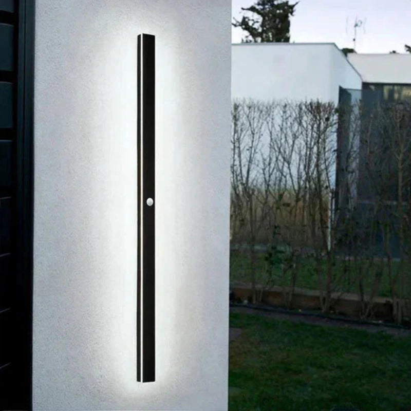 Pionowa lampa fasadowa LED z oświetleniem bocznym