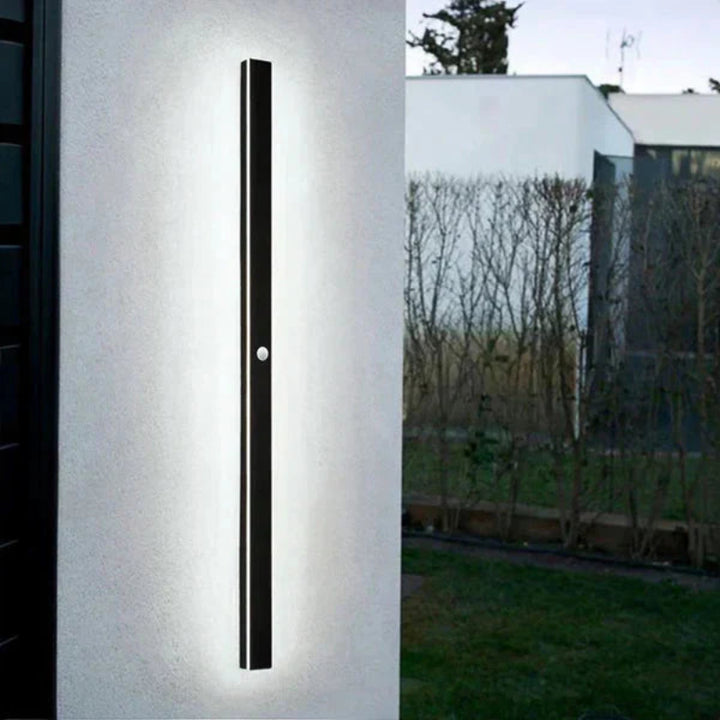 Pionowa lampa fasadowa LED z oświetleniem bocznym