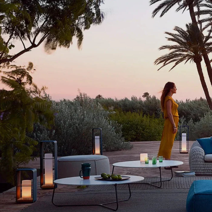 Prostokątna lampa zewnętrzna LED  W kształcie latarni solarnej