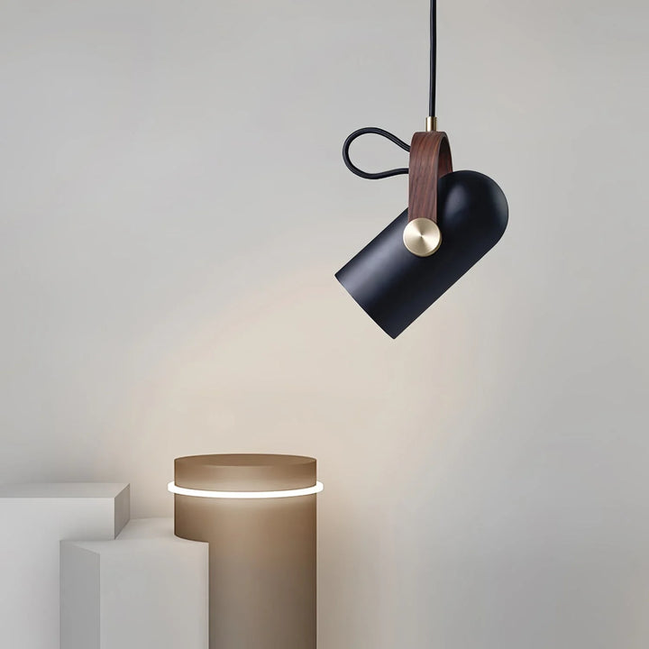 Regulowana lampa wisząca z kloszem z drewna i metalu