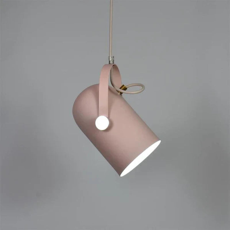 Regulowana lampa wisząca z metalowym kloszem i uchwytem