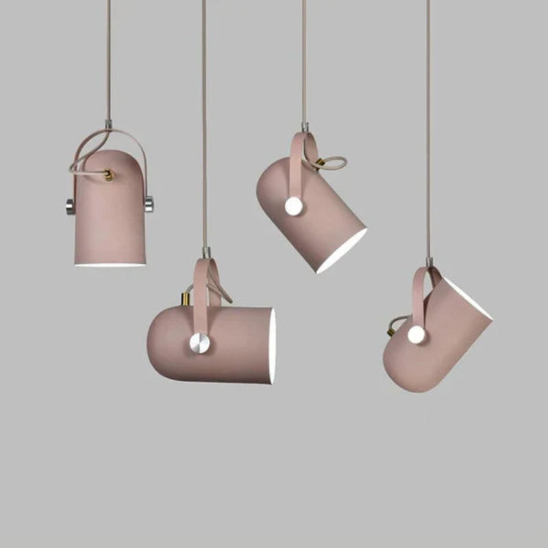 Regulowana lampa wisząca z metalowym kloszem i uchwytem