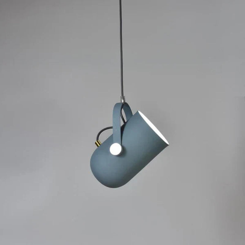 Regulowana lampa wisząca z metalowym kloszem i uchwytem