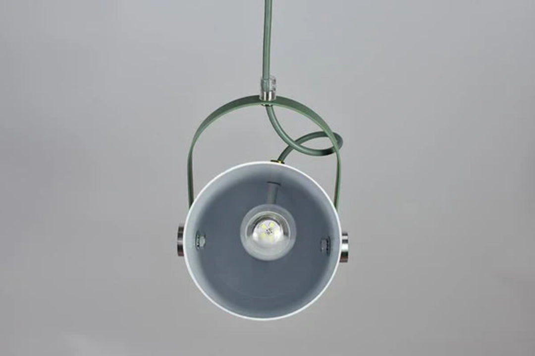 Regulowana lampa wisząca z metalowym kloszem i uchwytem