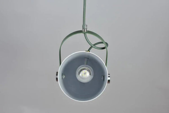 Regulowana lampa wisząca z metalowym kloszem i uchwytem