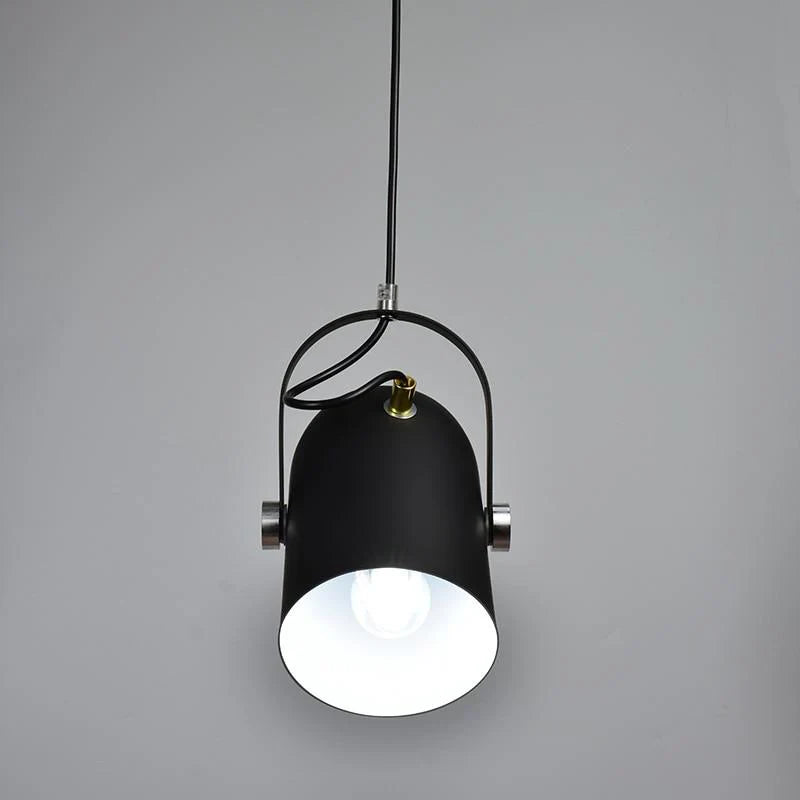 Regulowana lampa wisząca z metalowym kloszem i uchwytem