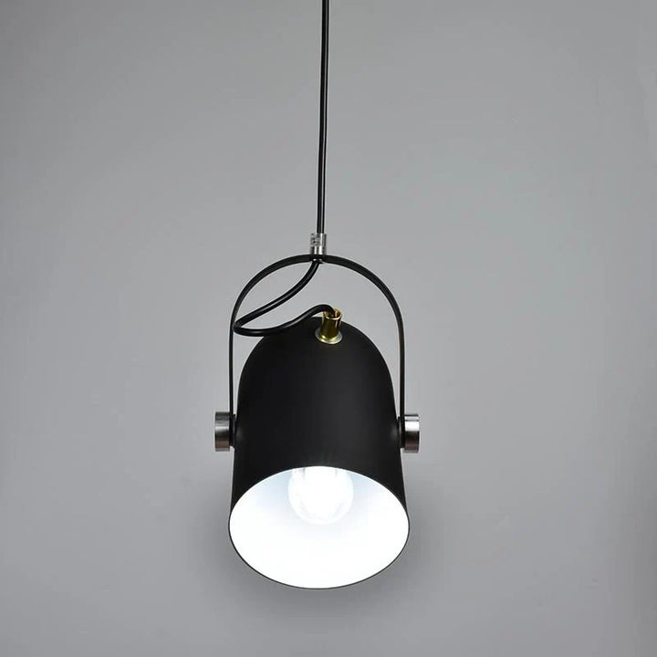 Regulowana lampa wisząca z metalowym kloszem i uchwytem