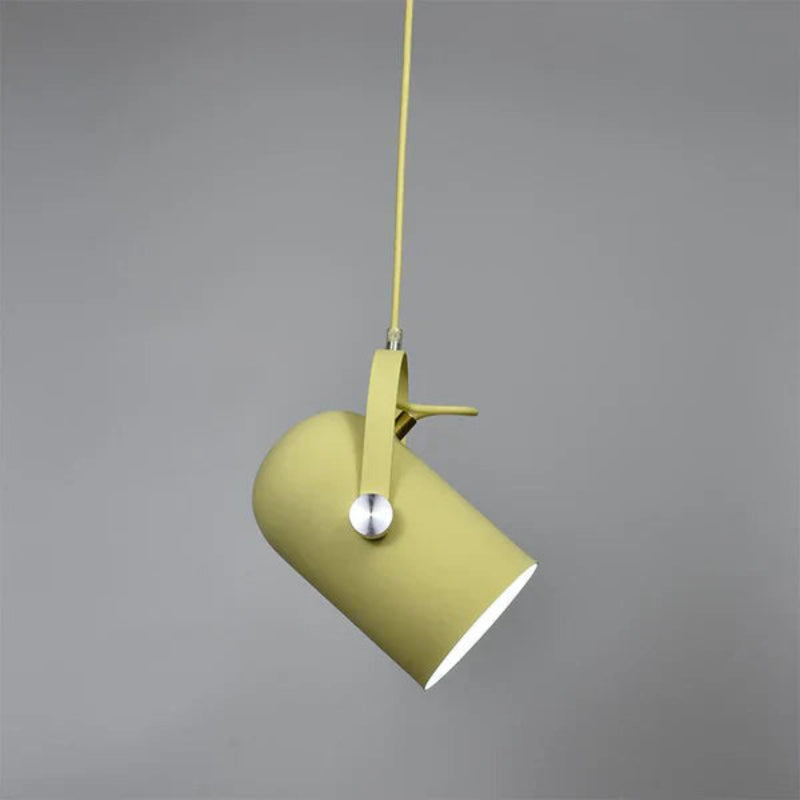Regulowana lampa wisząca z metalowym kloszem i uchwytem