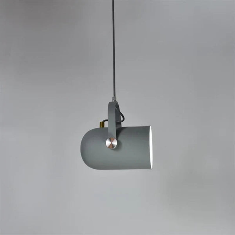 Regulowana lampa wisząca z metalowym kloszem i uchwytem