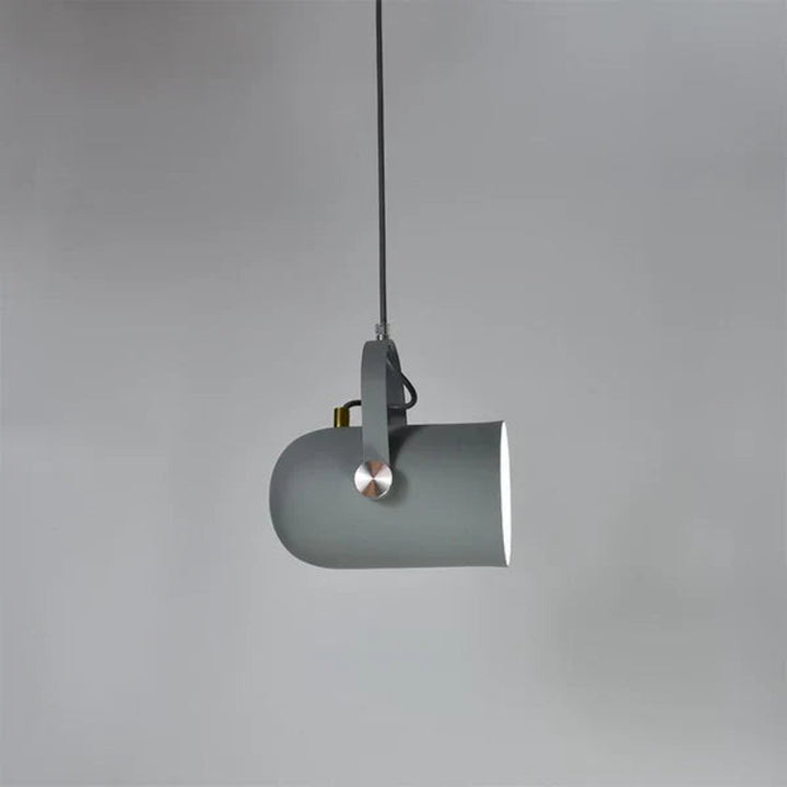 Regulowana lampa wisząca z metalowym kloszem i uchwytem
