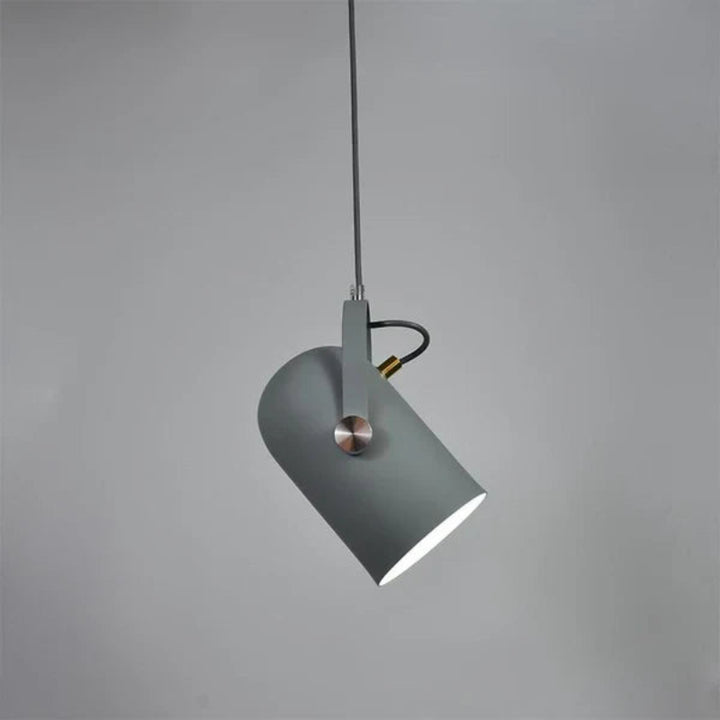 Regulowana lampa wisząca z metalowym kloszem i uchwytem