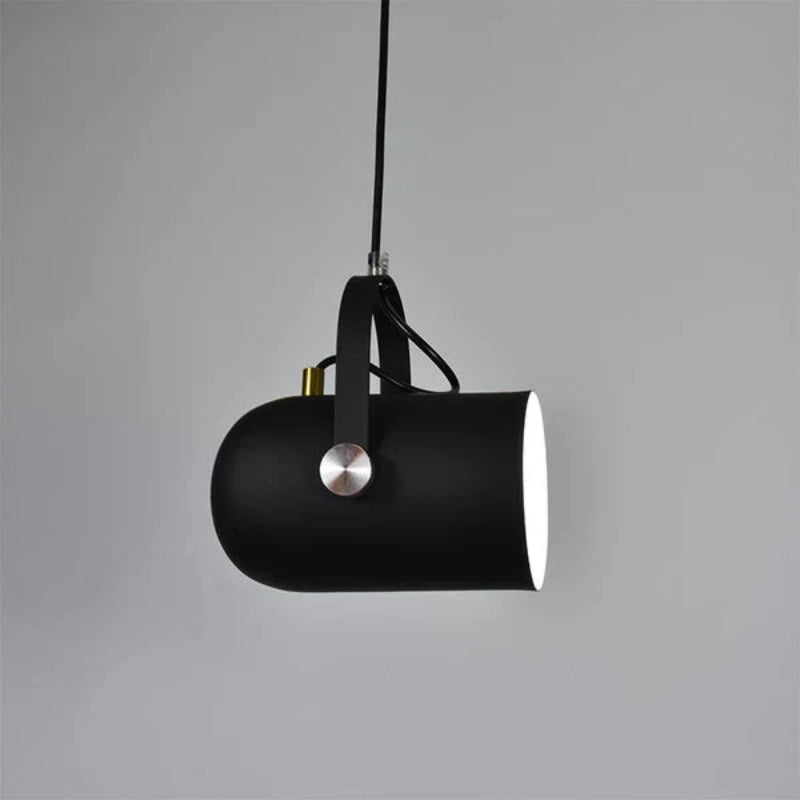 Regulowana lampa wisząca z metalowym kloszem i uchwytem