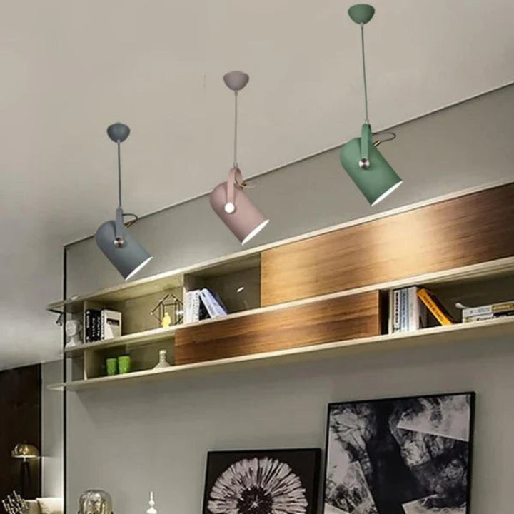 Regulowana lampa wisząca z metalowym kloszem i uchwytem