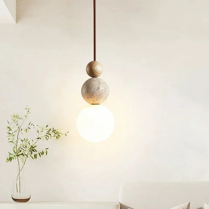Lampa wisząca kulista z trawertynem do sypialni i przedpokoju
