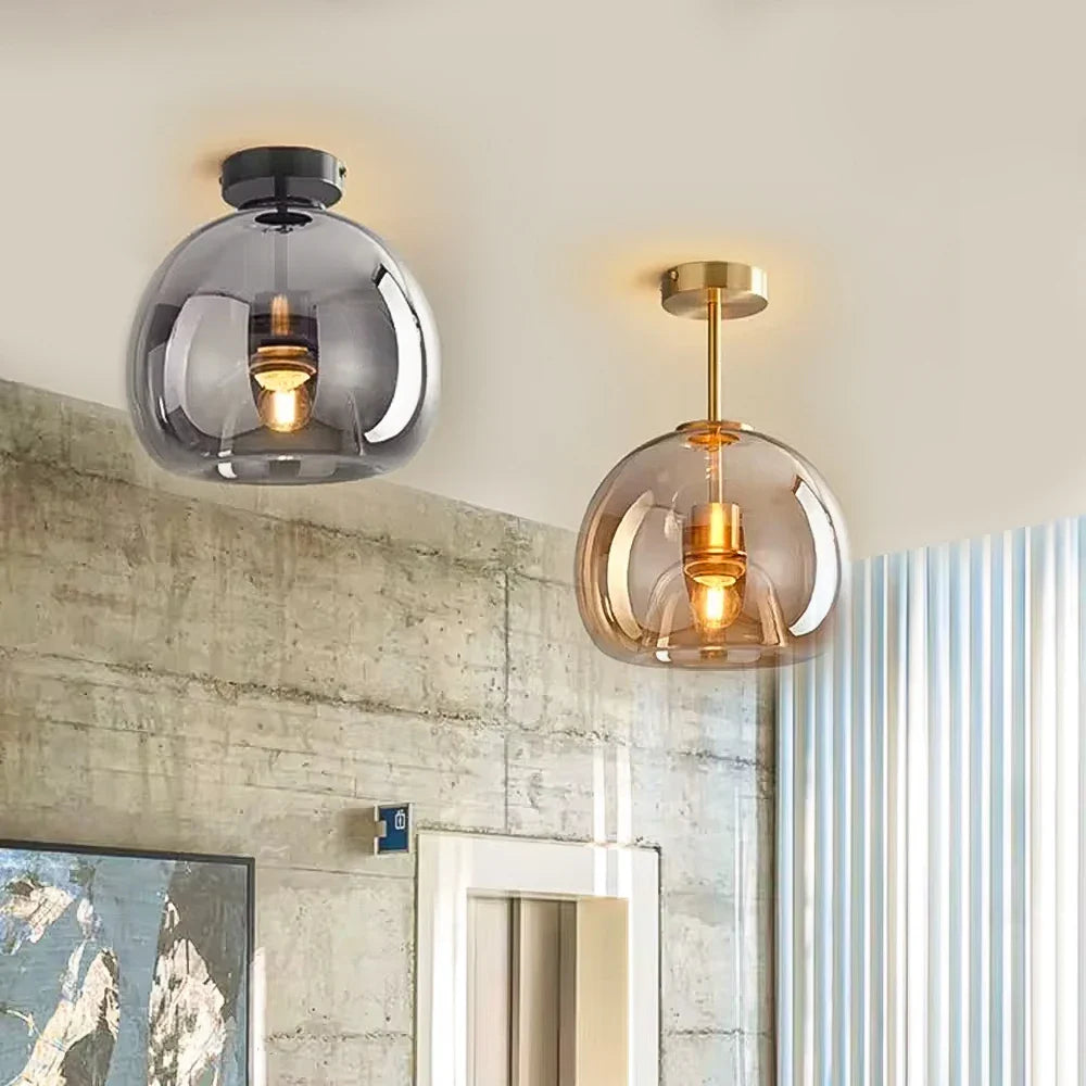 Lampa sufitowa w kształcie szklanej kuli z kloszem z przydymionego szkła